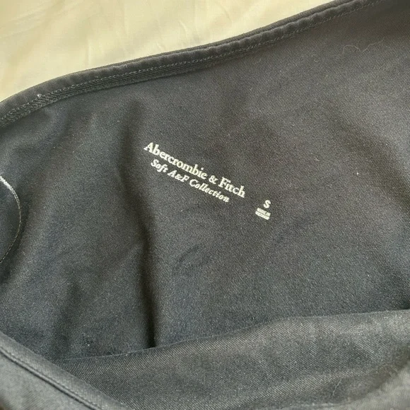 Abercrombie and Fitch Cutout Keyhole One Shoulder Top - Picture 4 of 7